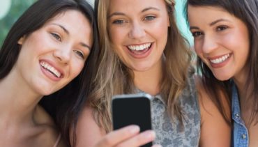 3 girls taking a selfie