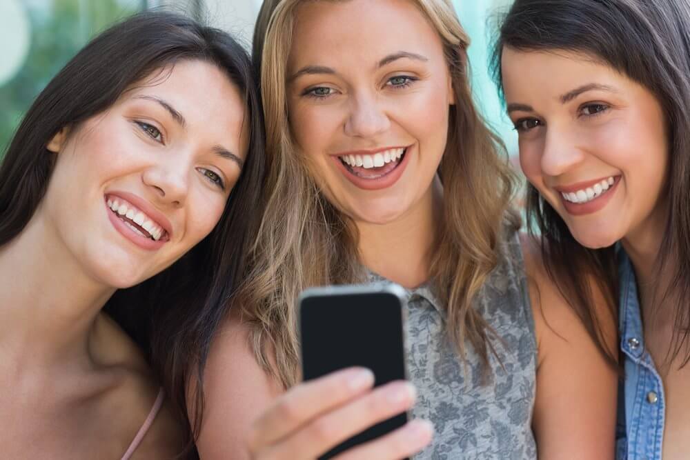 3 girls taking a selfie