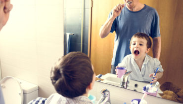 kids washing teeth