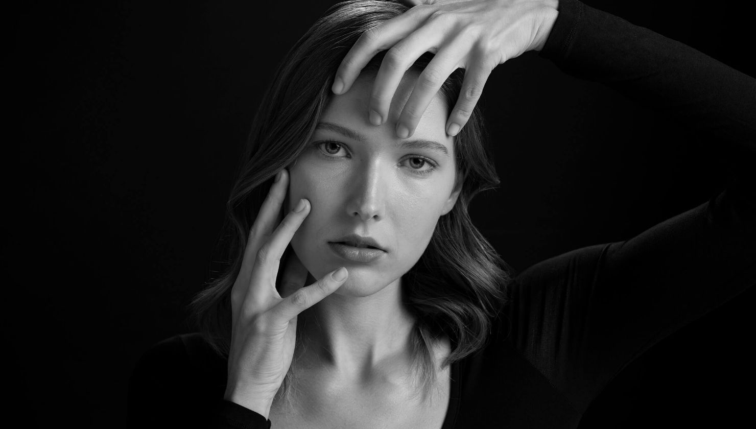 Ακμή; Δεν Έχεις Τίποτα Να Κρύψεις girl in black and white