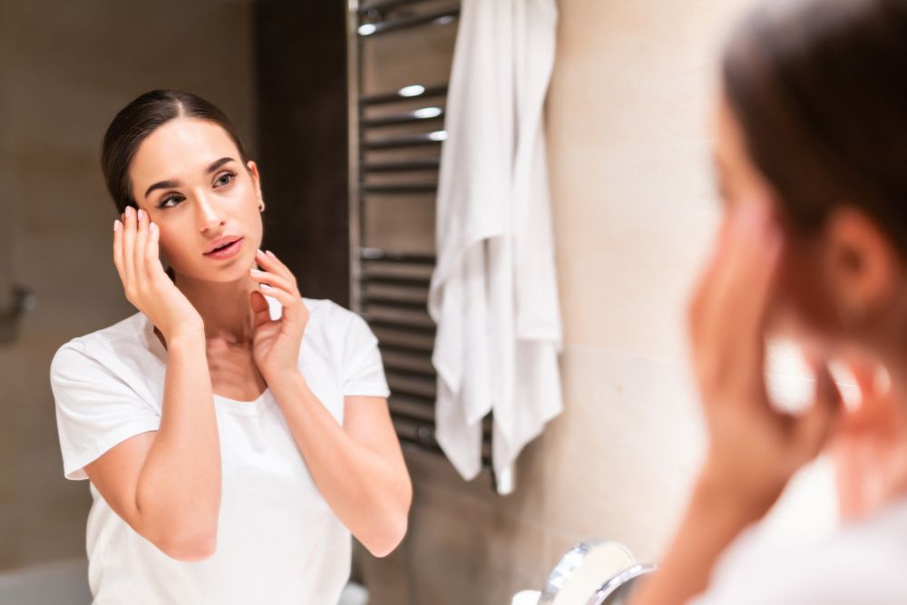 woman faces hershelf in the mirror
