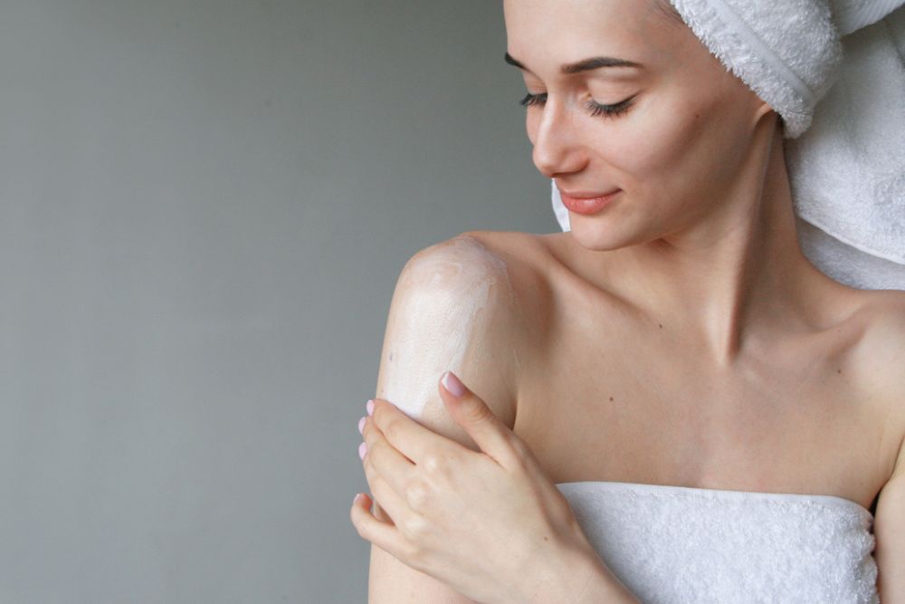 woman applies milk bath