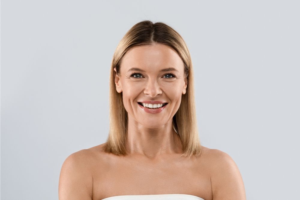 HAPPY WOMAN SMILLING