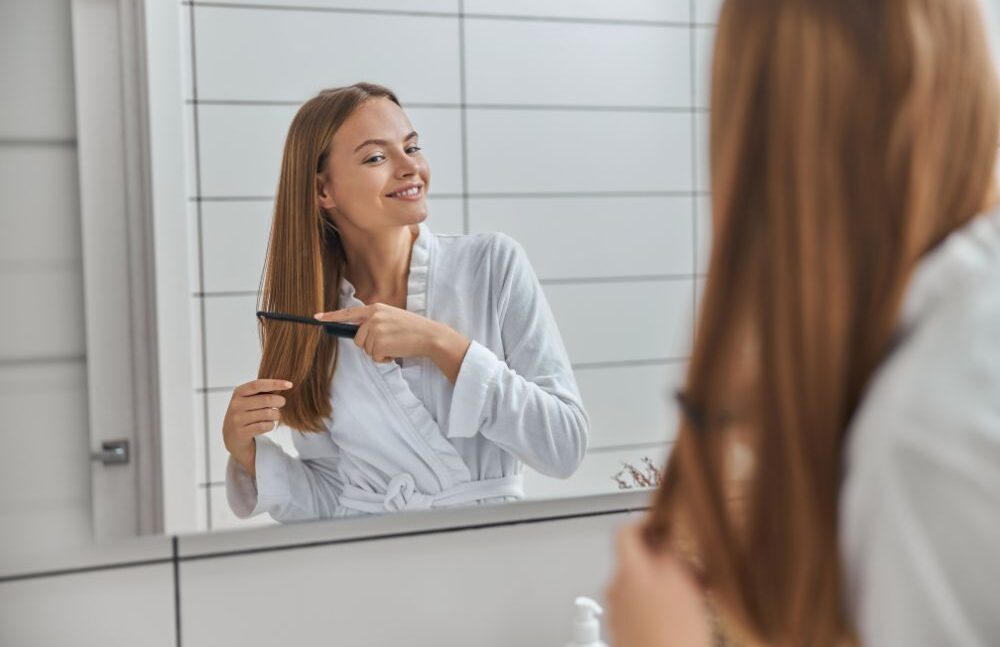 WOMAN MIRROR