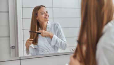WOMAN MIRROR