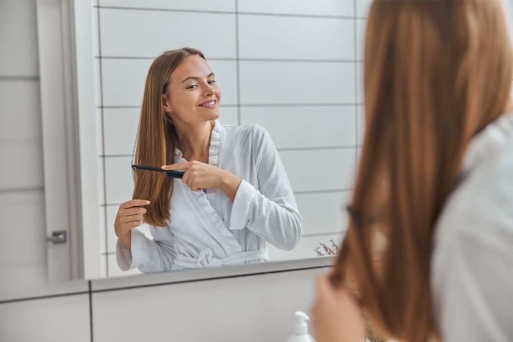 WOMAN MIRROR